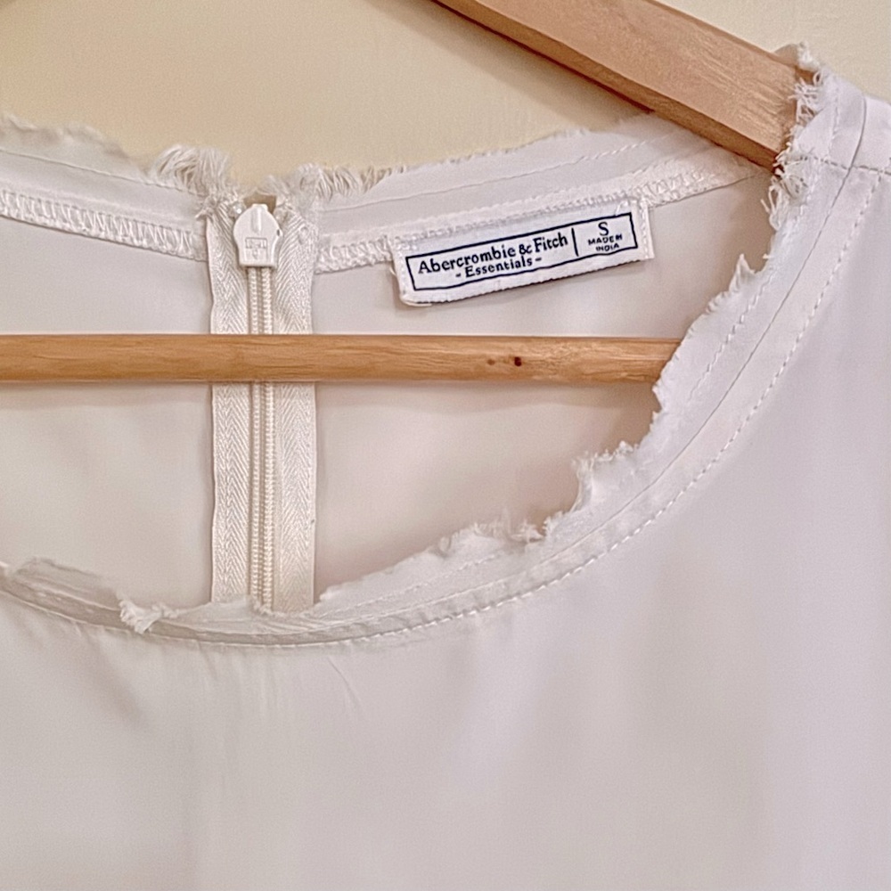 Abercrombie & Fitch| Pretty Ivory Silky Scoop Front Short Sleeve Blouse Sz S - Picture 2 of 4